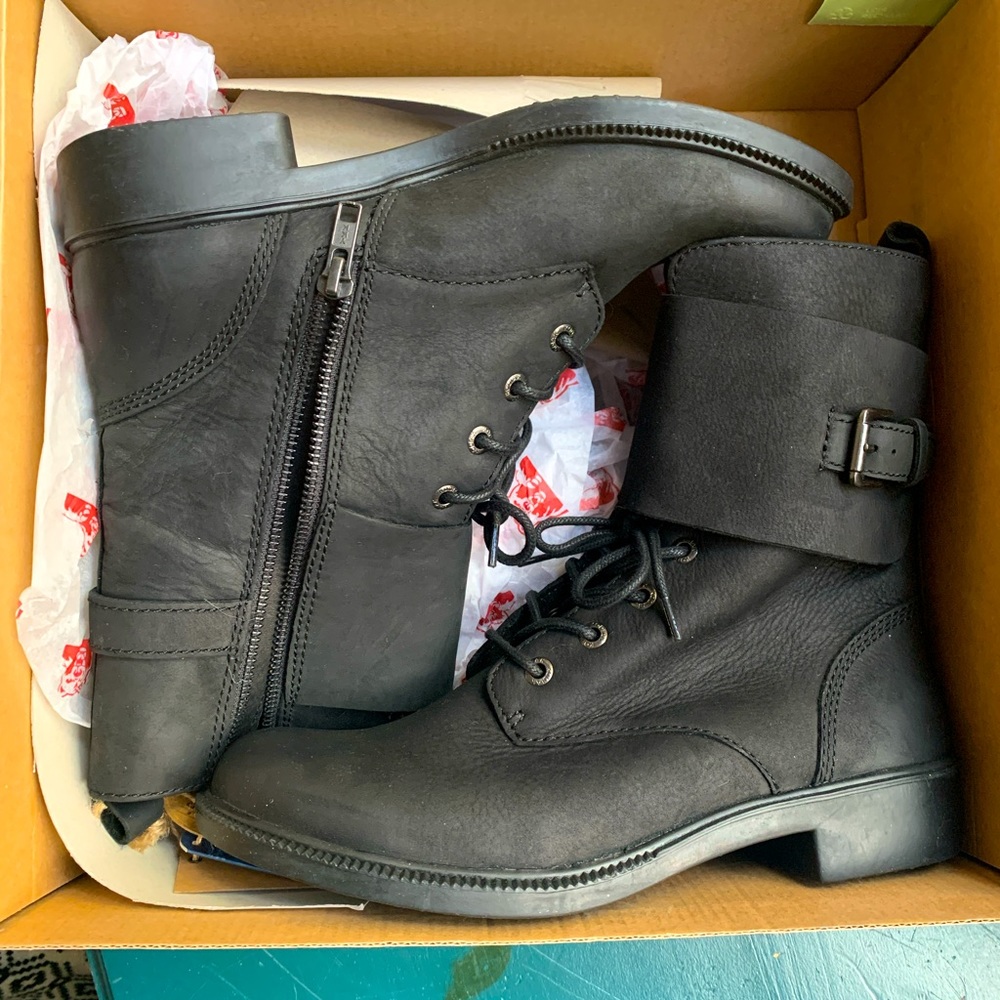 Ladies size 8 Kodiak Waterproof Winter boots